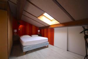 モルジヌにあるTriolet 2のベッドルーム(ベッド1台、天窓付)