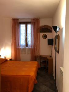フィレンツェにあるLa Federigaのベッドルーム(ベッド1台、窓付)