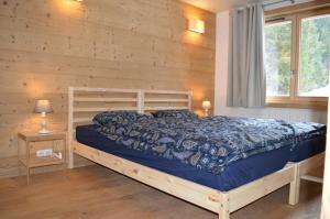 モルジヌにあるCHARGEAU 2の木製の壁のベッドルーム1室(ベッド1台付)