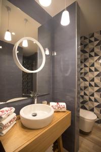 y baño con lavabo y espejo. en Almada Wine House, en Oporto