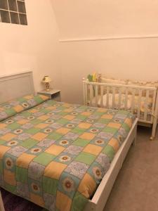 - une chambre avec un lit et un lit bébé dans l'établissement NotoDream, à Noto