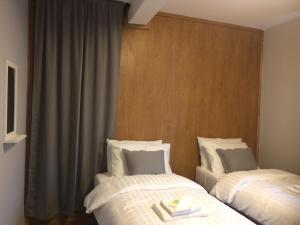 una habitación de hotel con 2 camas en una habitación en TW4 Apartments – Hounslow, en Hounslow
