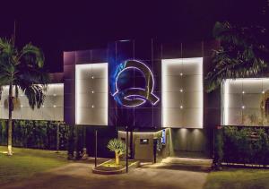 un edificio con un'insegna al neon di fronte di Motel Quo a San Paolo