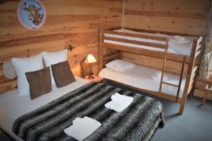 سرير أو أسرّة في غرفة في Chalet Saint Bernard