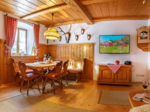 a dining room with a table and chairs at Steinberger Hof Alm inkl. Chiemgau Karte in Ruhpolding