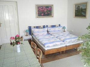 - une chambre avec un lit et une table avec un sidx dans l'établissement apartricanova, à Prague