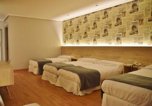 Posteľ alebo postele v izbe v ubytovaní Hospedium Hotel La Marina Costa da Morte