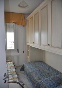 リド・デッレ・ナツィオーニにあるCedri Bのベッドルーム1室(ベッド1台、キャビネット、窓付)