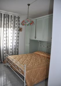 リド・デッレ・ナツィオーニにあるCedri Bのベッドルーム1室(ベッド1台、シャンデリア付)