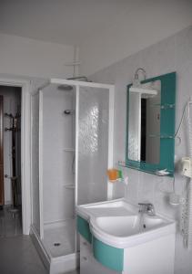 リド・デッレ・ナツィオーニにあるCedri Bのバスルーム(シンク、鏡、シャワー付)