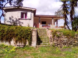 カルデードゥにあるVilletta Immersa Nella Naturaの階段を前に建つ丘の上の家