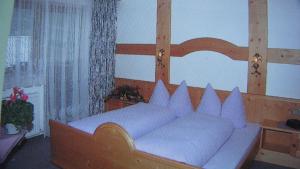 A bed or beds in a room at Haus Pinnistor