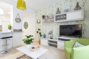 Televízia a/alebo spoločenská miestnosť v ubytovaní Homemalaga Álamos Luxury