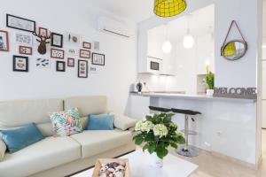 Biały salon z białą kanapą i stołem w obiekcie Homemalaga Álamos Luxury w Maladze