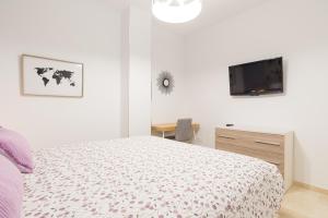 Łóżko lub łóżka w pokoju w obiekcie Homemalaga Álamos Luxury