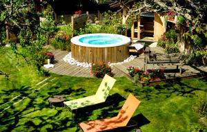 einen Blick über einen Hinterhof mit Pool in der Unterkunft Auberge du Manoir in Chamonix-Mont-Blanc