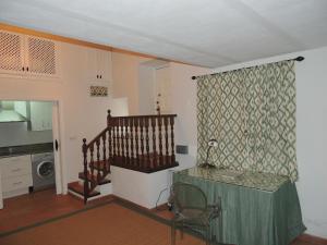 ein Wohnzimmer mit einem Tisch und einer Treppe in der Unterkunft Apatamento Gargüera in Trujillo
