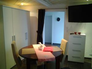 a room with a dining room table and a kitchen at Ferienhaus am Erlenbach in Oberhausen