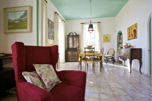 un soggiorno con divano e tavolo di Villa Leopoldina a Premeno