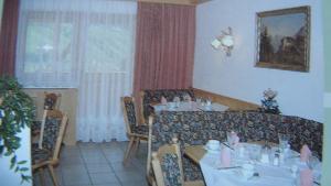 A restaurant or other place to eat at Haus Pinnistor