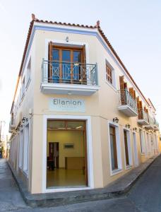 un negozio di fronte a un edificio con finestra di Ellanion Studios a Città di Egina