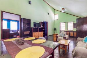 - un salon avec une table et un canapé dans l'établissement Casa Jessita, à Caye Caulker