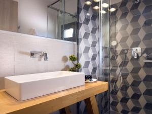 Koupelna v ubytování Loukia's House - Cozy Family Escape, by ZanteWize + 24 fotografií
