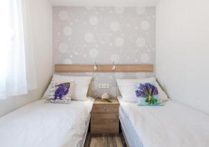 Postel nebo postele na pokoji v ubytování Brugor Mobil Homes Lavanda