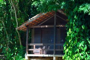 una pequeña cabaña en medio de un bosque en Pousada Agua Cristalina, en Cachoeiras de Macacu