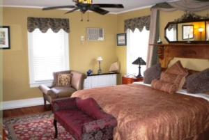 A bed or beds in a room at The Stirling House Waterfront Inn Greenport