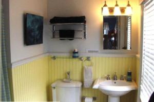 A bathroom at The Stirling House Waterfront Inn Greenport