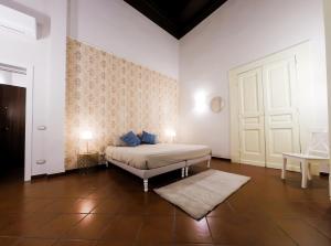 Een bed of bedden in een kamer bij Domus Donnaregina Apartments