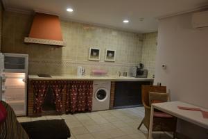 Kuchyň nebo kuchyňský kout v ubytování Apartamentos Rurales Natura