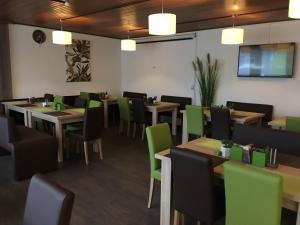 TV a/nebo společenská místnost v ubytování Hotel am Brünnchen