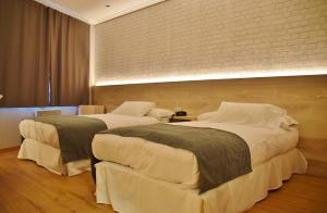 Posteľ alebo postele v izbe v ubytovaní Hospedium Hotel La Marina Costa da Morte