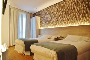 Posteľ alebo postele v izbe v ubytovaní Hospedium Hotel La Marina Costa da Morte