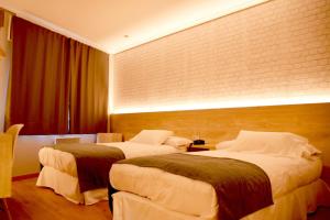 Posteľ alebo postele v izbe v ubytovaní Hospedium Hotel La Marina Costa da Morte
