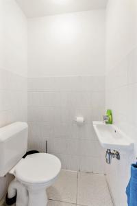 y baño con aseo y lavamanos. en Kalbergstay 3 work stay Apartment, en Oostrozebeke