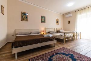 a bedroom with two beds and a table in it at Casa di Annarella in Naples