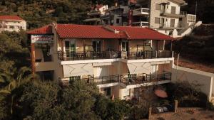 克里斯阿穆迪亚阿波罗公寓的一座红色屋顶的白色大楼