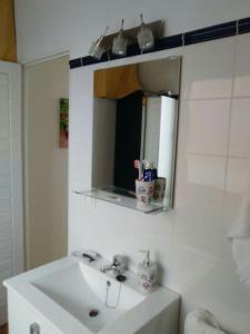 een badkamer met een wastafel en een spiegel bij Casa Restinga in La Restinga