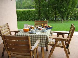 una mesa con un bol de fruta en ella en B&B Zia Maria, en Asolo