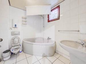 ein Badezimmer mit Badewanne, Toilette und Waschbecken in der Unterkunft Gästehaus Eschbach in Monschau + 22 Fotos