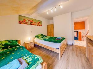 ein Schlafzimmer mit zwei Betten in einem Zimmer in der Unterkunft Gästehaus Eschbach in Monschau