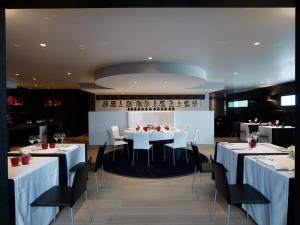 a dining room with white tables and chairs at Hotel Shamrock in Tielt