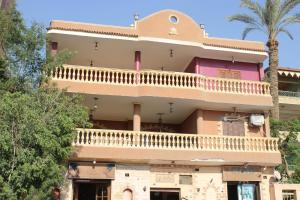 un edificio con un grande balcone in cima di Maged Pyramids View Inn a Il Cairo
