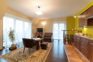 Kuchnia lub aneks kuchenny w obiekcie Janówka Apartamenty