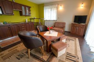 Kuchnia lub aneks kuchenny w obiekcie Janówka Apartamenty