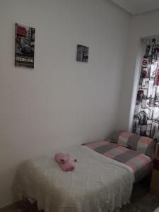 sypialnia z łóżkiem z różową świnią w obiekcie Apartment Svetlana 2 w Alicante