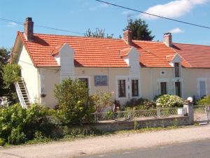 ein weißes Haus mit orangefarbenem Dach in der Unterkunft La Longère des Gillettes in Bézenet